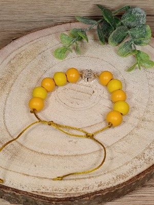 Žlutý náramek se čtyřlístkem a dřevěnými korálky