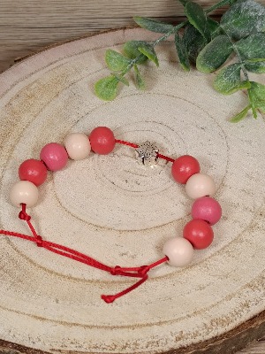 Náramek se čtyřlístkem a dřevěnými korálky