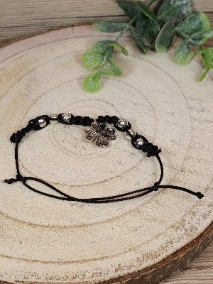 Pletený černý náramek se čtyřlístkem a korálky