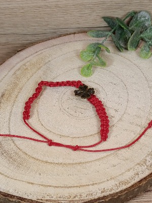 Pletený náramek se čtyřlístkem