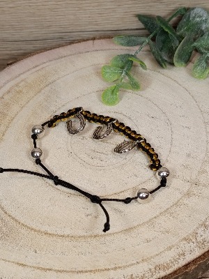 Náramek s podkovami