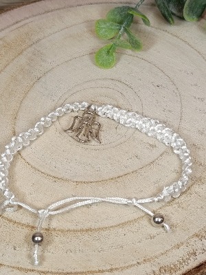 Pletený bílý náramek se stříbrným andělem