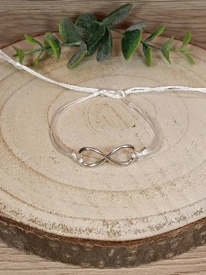 Bílý náramek nekonečno