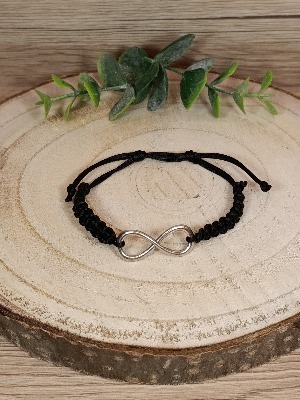 Pletený náramek nekonečno