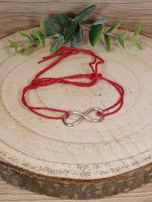 Červený náramek nekonečno