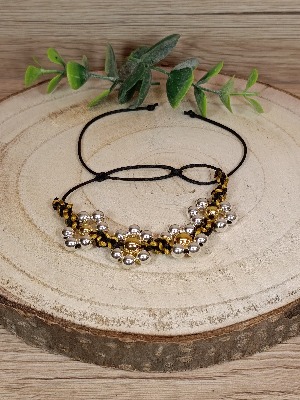 Pletený náramek s korálky ve tvaru květin