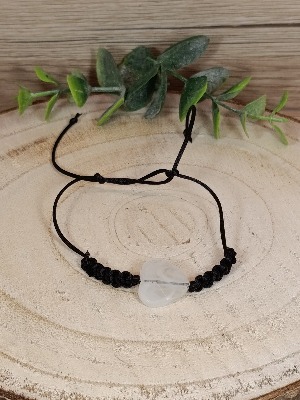 Černý náramek s bílým srdcem