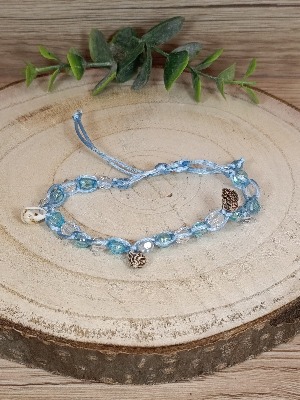 Modrý náramek s korálky a mušlemi