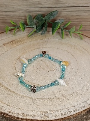 Modrý náramek s mušličkami