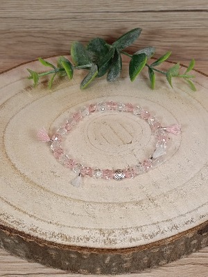 Růžový náramek s třásněmi