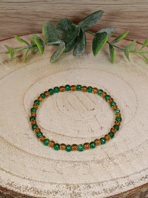 Barevný náramek se skleněnými korálky