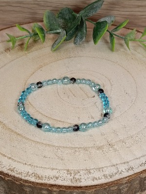 Modrý náramek se skleněnými korálky