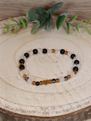 Náramek se skleněnými korálky a zlatým srdcem