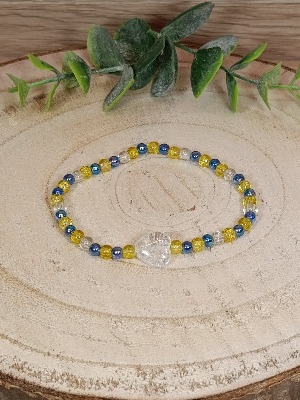 Barevný náramek se skleněnými korálky a bílým srdcem