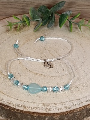 Náramek s modrým srdcem a chodidlem