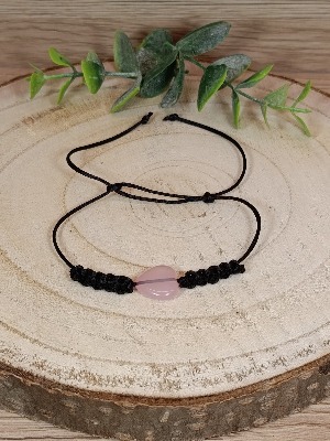 Pletený náramek s růžovým srdíčkem