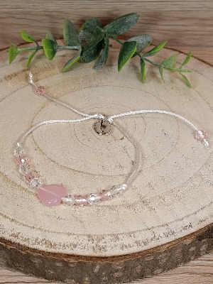 Náramek s nožičkami a korálky