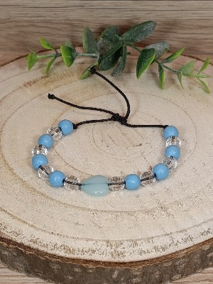 Náramek s modrým srdíčkem a dřevěnými korálky