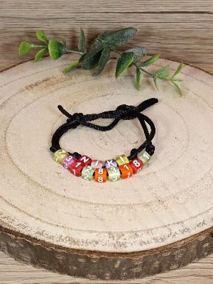 Náramek se jménem a telefonním číslem