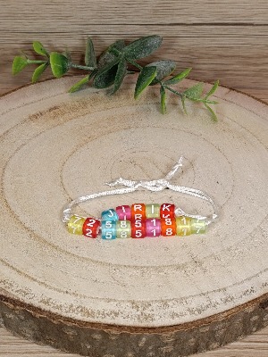 Náramek se jménem a telefonním číslem