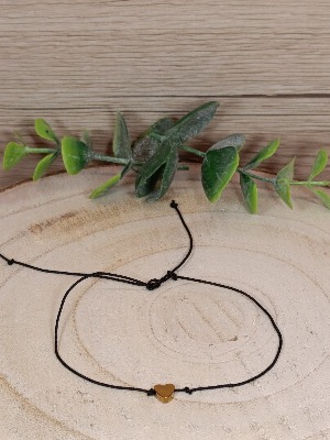 Náramek se zlatým srdcem černý